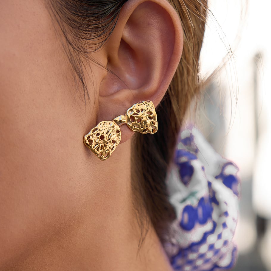 1 par de pendientes románticos de acero inoxidable con nudo ahuecado y color dorado para mujer Imagen4