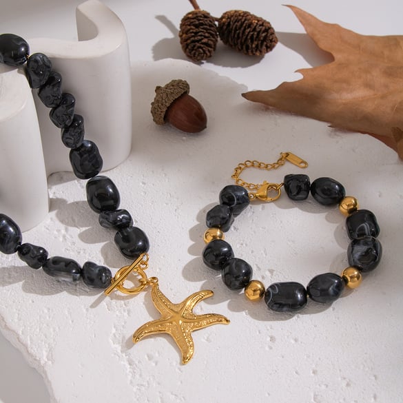 Set di collana con ciondolo a forma di stella marina con perline in resina di forma irregolare