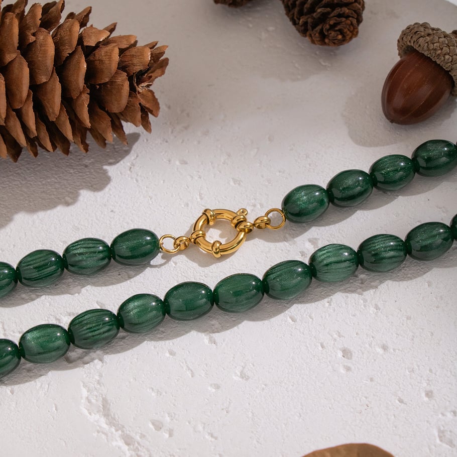 Set di collana con ciondolo a conchiglia con perline in resina di forma irregolare Immagine4