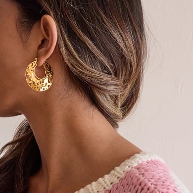 1 Paar stilvolle Creolen aus Edelstahl mit ausgehöhlter Blume in Goldfarbe für Damen h5 Bild4
