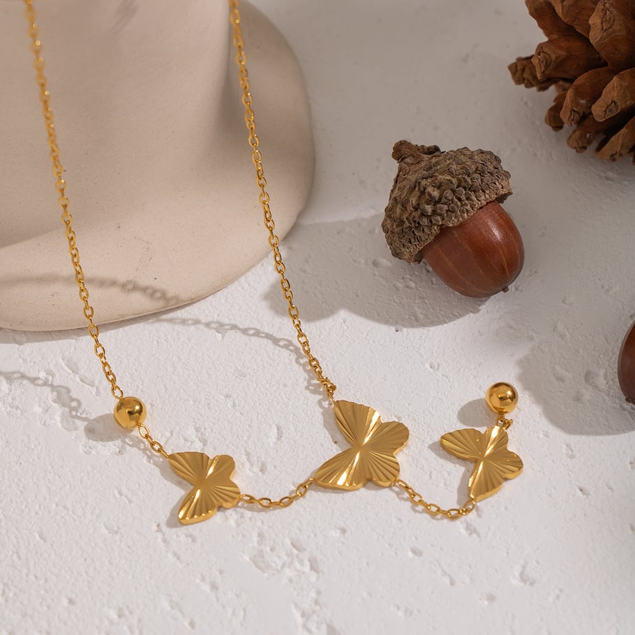 1 Stück elegante Halskette mit Schmetterlingsanhänger aus Edelstahl in Goldfarbe Bild2