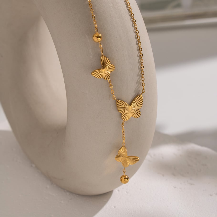 1 Stück elegante Halskette mit Schmetterlingsanhänger aus Edelstahl in Goldfarbe Bild4