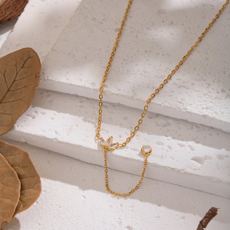 Collana con ciondolo in zircone color oro a forma di fiore a Y, 1 pezzo Immagine3
