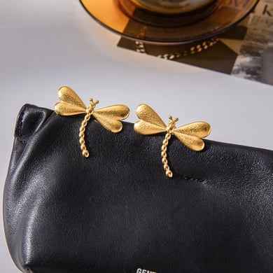 1 par de hermosos pendientes de botón de libélula de acero inoxidable color dorado para mujer h5 Imagen5