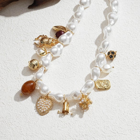 Collier avec pendentif en forme de cœur en perles artificielles, 1 pièce