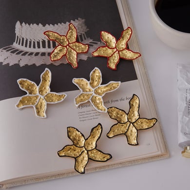 1 par de pendientes de botón de acero inoxidable dorados con diseño de flores sofisticadas para mujer h5 Imagen5