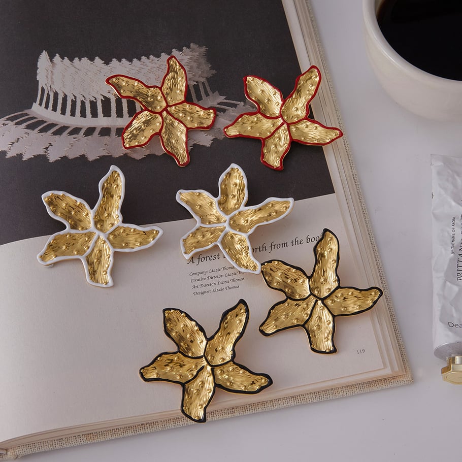 1 par de pendientes de botón de acero inoxidable dorados con diseño de flores sofisticadas para mujer Imagen5