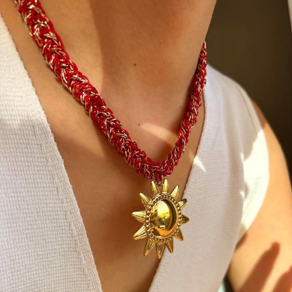 Collana con ciondolo color oro a forma di sole, 1 pezzo