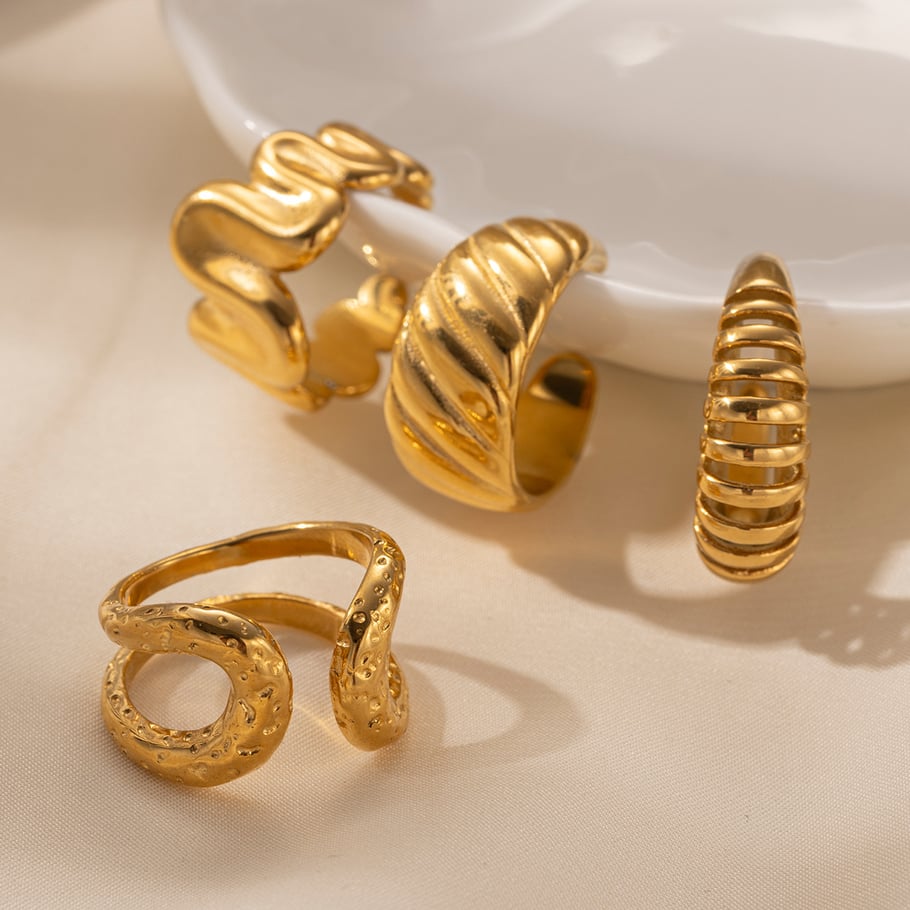 Anillo llamativo de acero inoxidable en color dorado con forma de línea de 1 pieza Imagen4