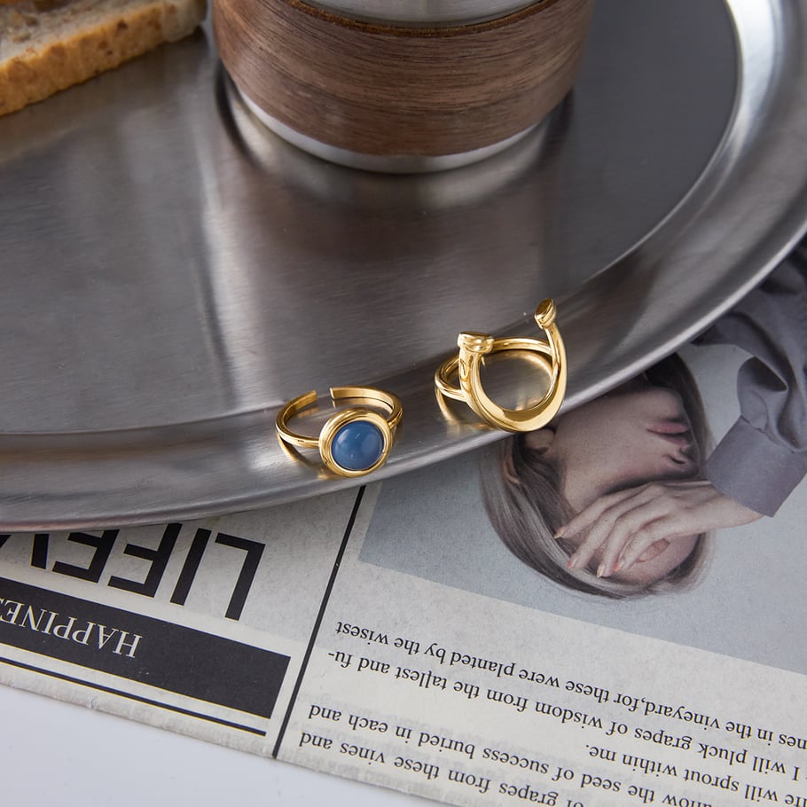 Anillos llamativos de acero inoxidable con forma de círculo de resina azul y color dorado de 1 pieza Imagen3