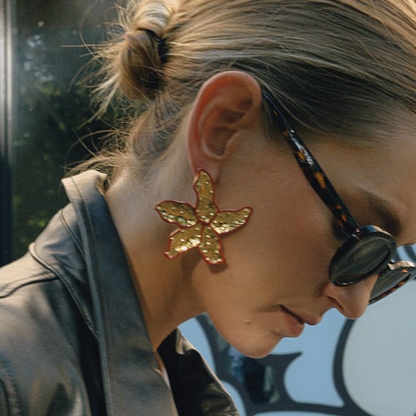 1 paire de boucles d&#39;oreilles à tige en acier inoxydable doré pour femme, motif floral sophistiqué 2