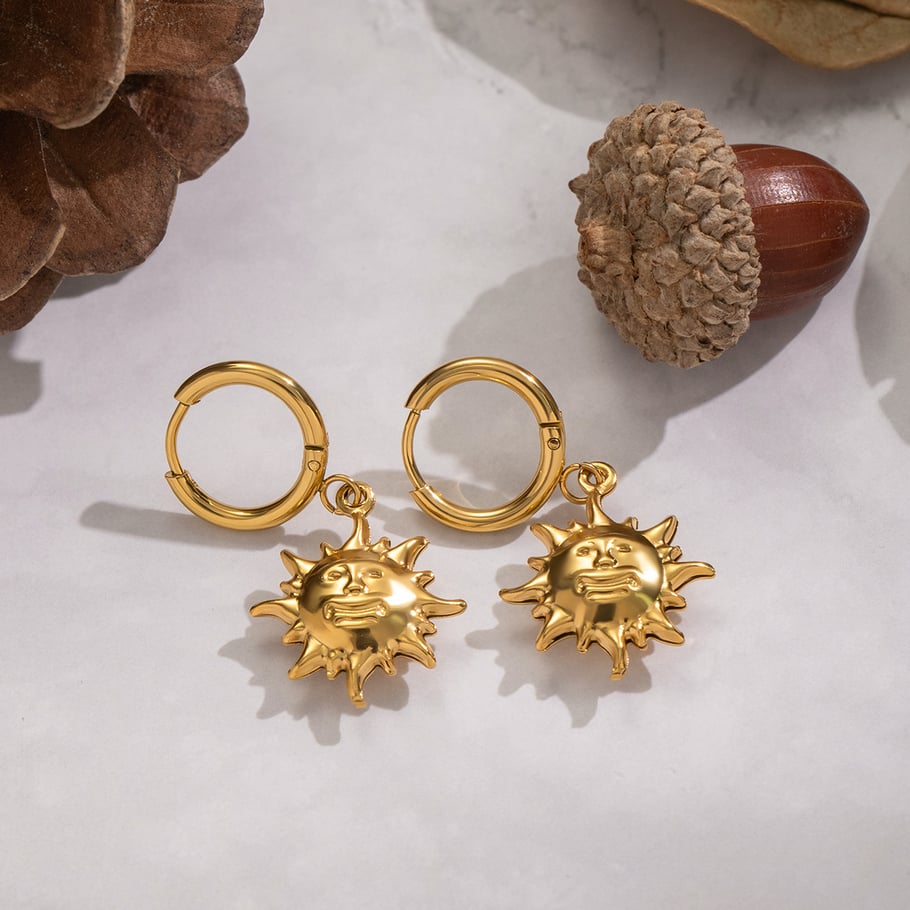 1 paio di orecchini pendenti in acciaio inossidabile color oro con sole sorridente Immagine4