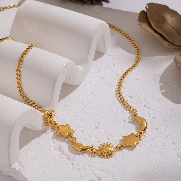 Collana con ciondolo retrò in acciaio inossidabile color oro con sole, stella e luna, 1 pezzo 2