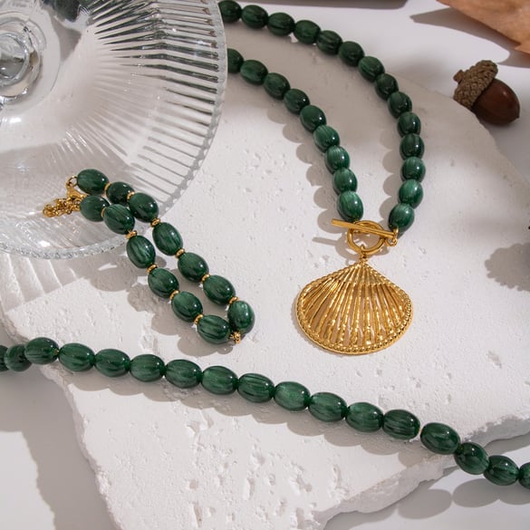 Set di collana con ciondolo a conchiglia con perline in resina di forma irregolare