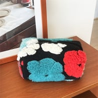 Borsa a cuscino con fiori di lana nera 
