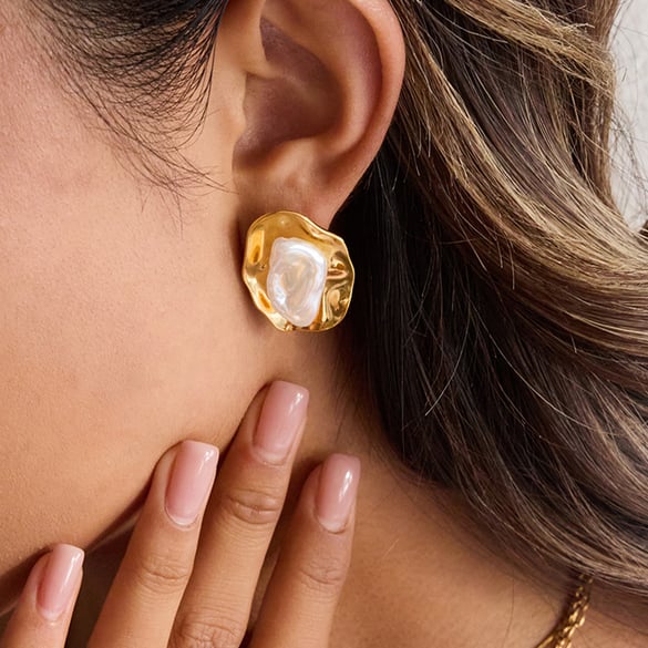 1 par de elegantes pendientes de botón de acero inoxidable de forma irregular en color dorado para mujer 2