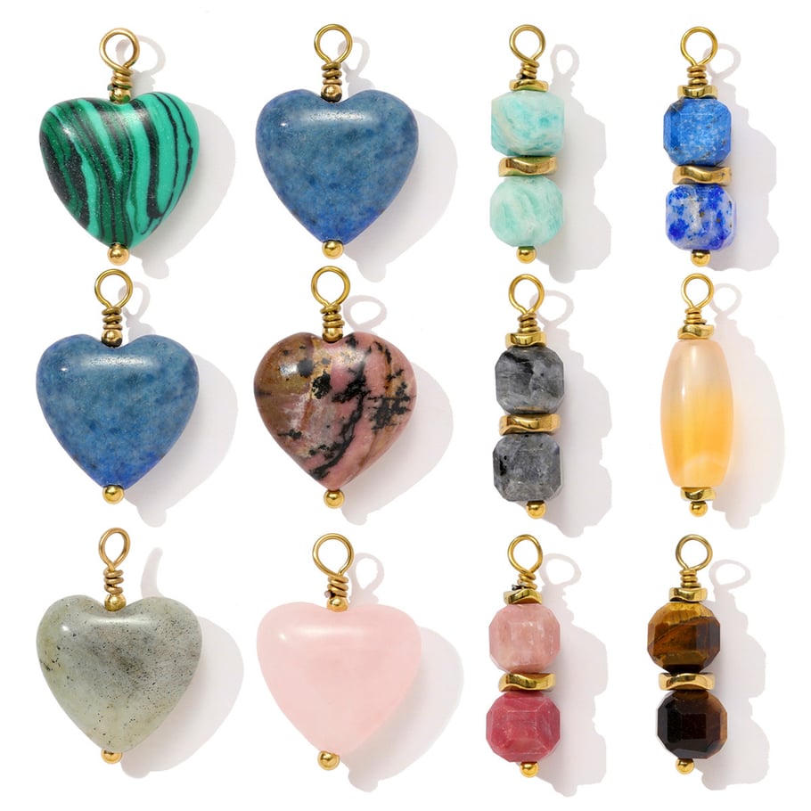 1 colgante clásico de corazón con piedras naturales en color dorado para mujer. Imagen5