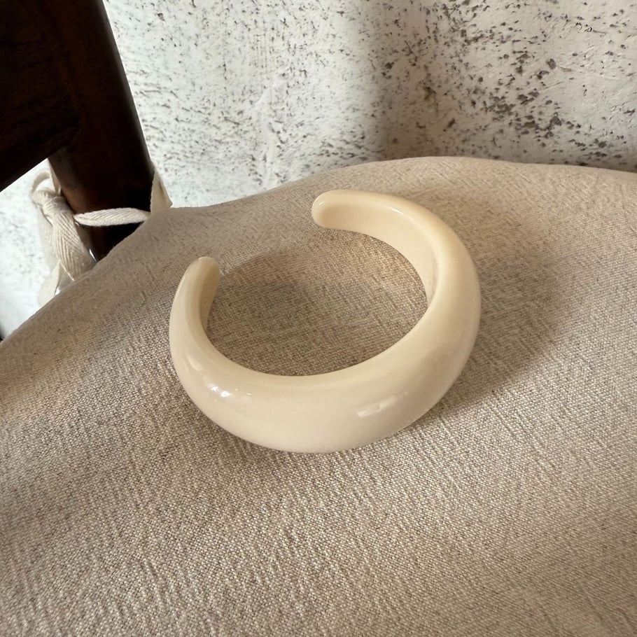 Ensemble de bracelets manchettes en résine de couleur unie 