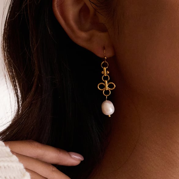 1 par de elegantes pendientes colgantes de acero inoxidable con perlas de color dorado para mujer 2