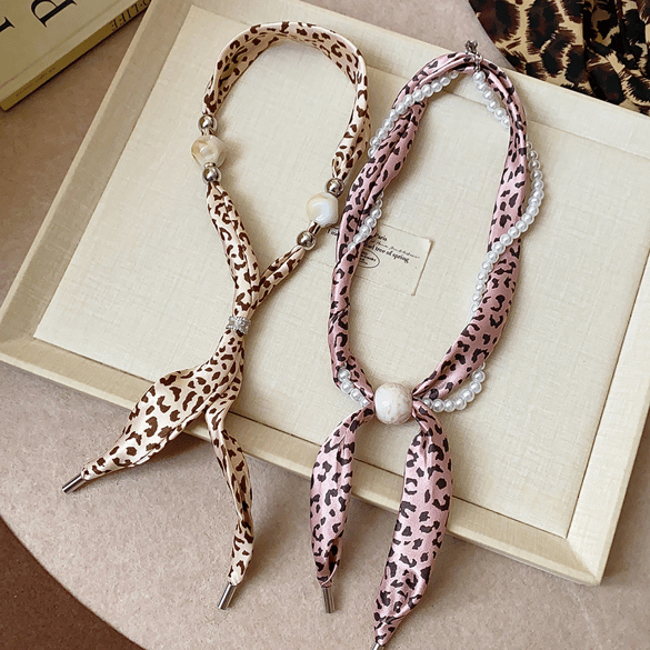 1 collar con bufanda de tela con estampado de leopardo retro
