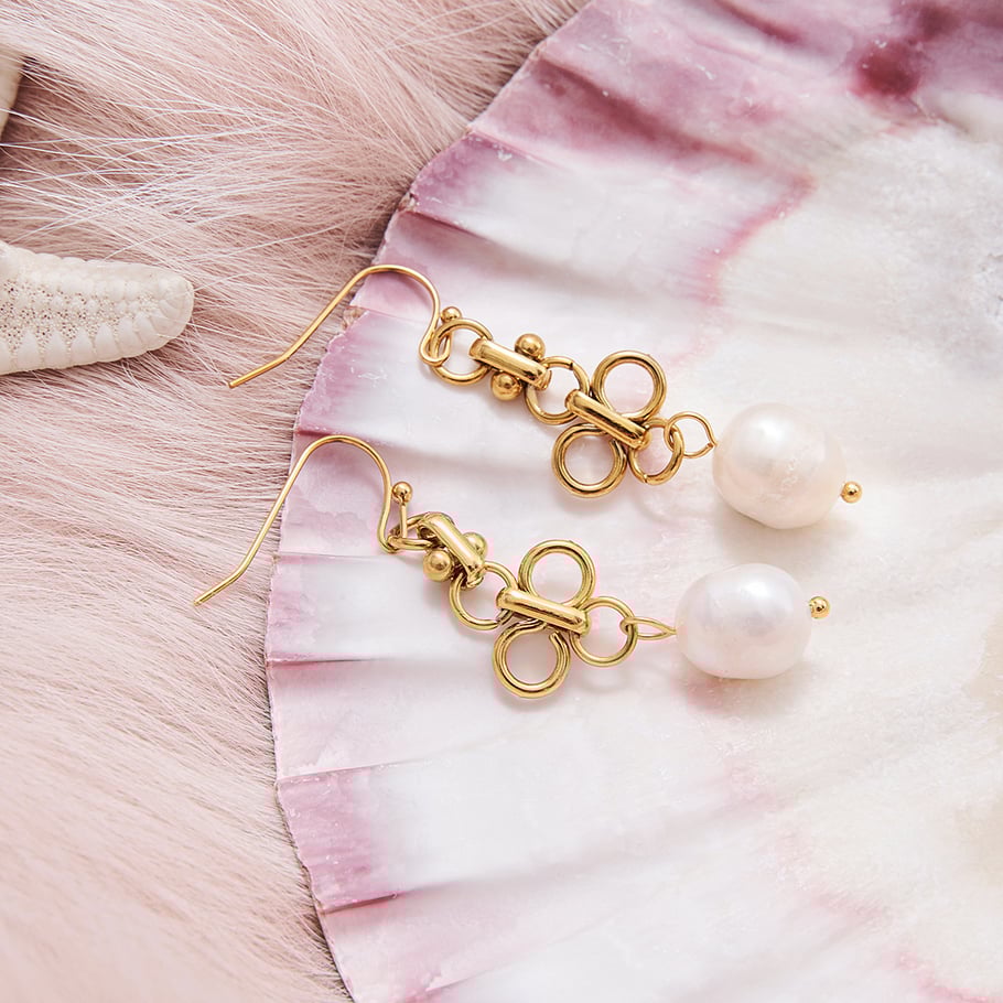 1 paio di eleganti orecchini pendenti da donna in acciaio inossidabile color oro con perle Immagine9