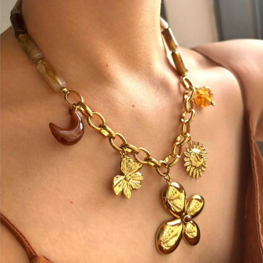 1 collar con colgante de resina con forma de flor, sol y luna. Imagen3