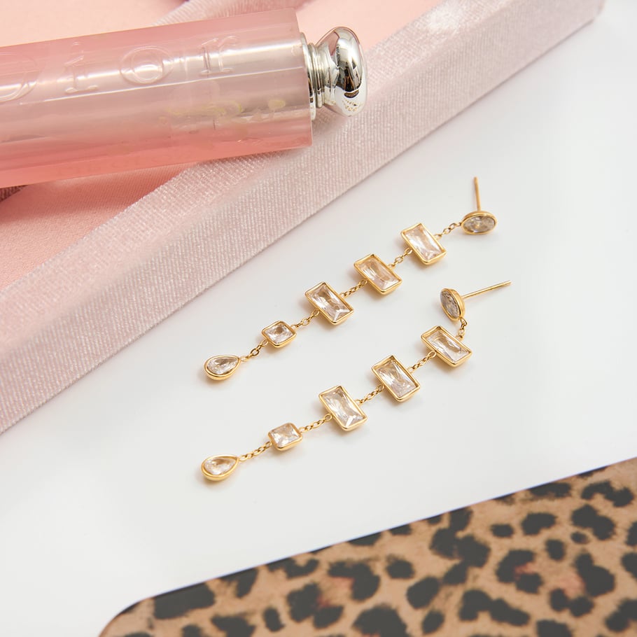 1 Paar exquisite rechteckige Ohrringe aus Edelstahl mit goldfarbenem Zirkonia für Damen Bild4