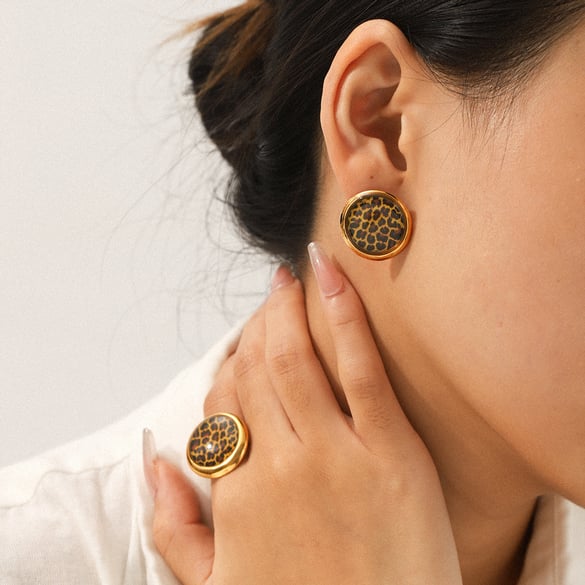 Oorbellen van roestvrij staal met luipaardmotief en gouden kleur 2