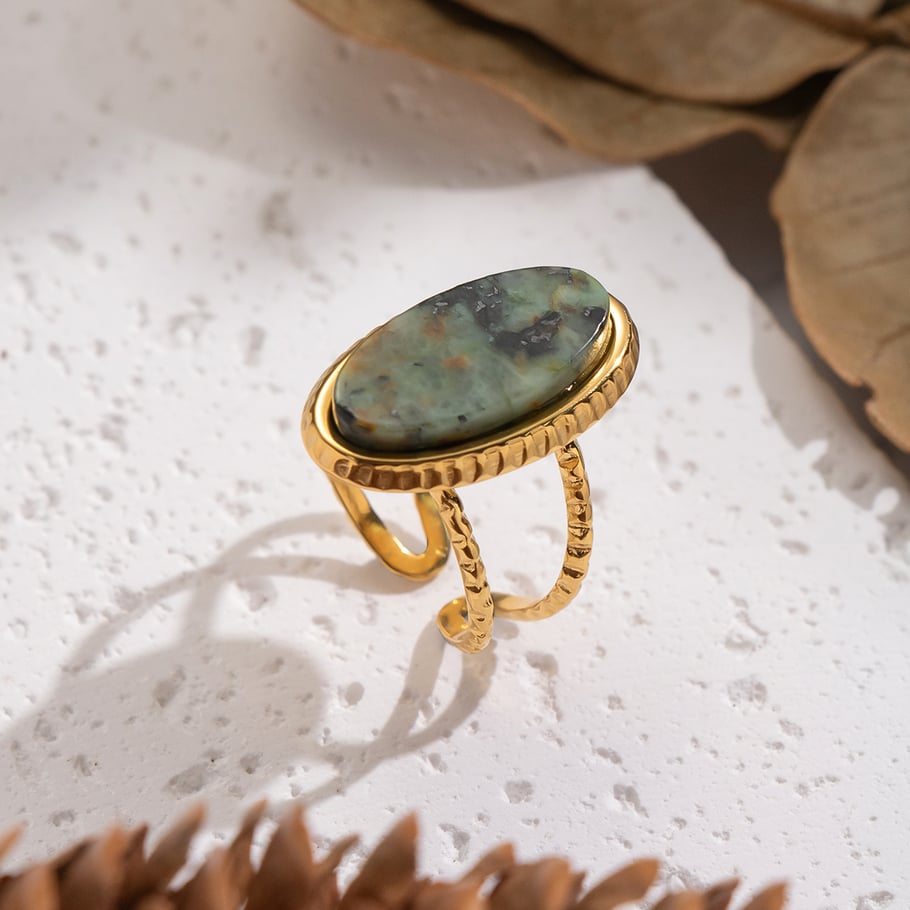 Anillo retro de acero inoxidable con piedras preciosas naturales de color dorado. Imagen2