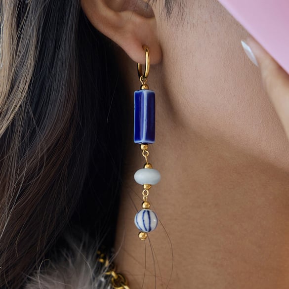 1 par de pendientes colgantes de acero inoxidable dorados y cerámica azul hechos a mano para mujer 2