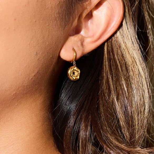 1 par de pendientes románticos de acero inoxidable dorados con forma de donut para mujer 2