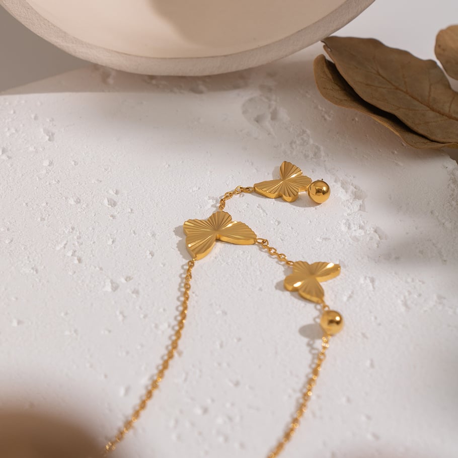 1 Stück elegante Halskette mit Schmetterlingsanhänger aus Edelstahl in Goldfarbe Bild3