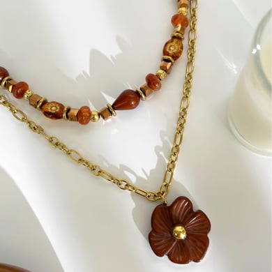 Collar en capas de acrílico color dorado con flores de resina de 1 pieza h5 Imagen4