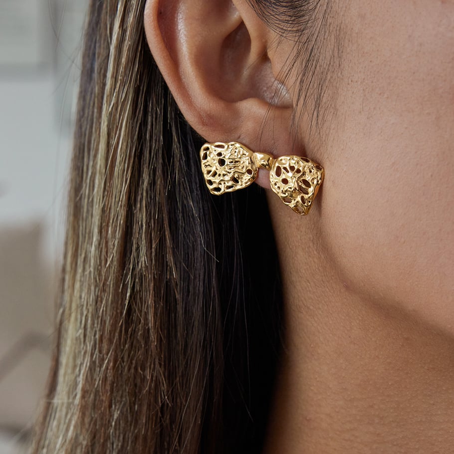 1 par de pendientes románticos de acero inoxidable con nudo ahuecado y color dorado para mujer Imagen3