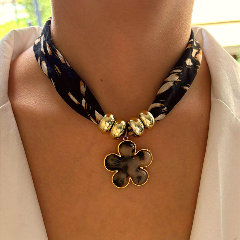 Collier pendentif en résine en forme de cœur et de fleur, 1 pièce Image4