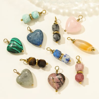 1 colgante clásico de corazón con piedras naturales en color dorado para mujer. h5 Imagen3