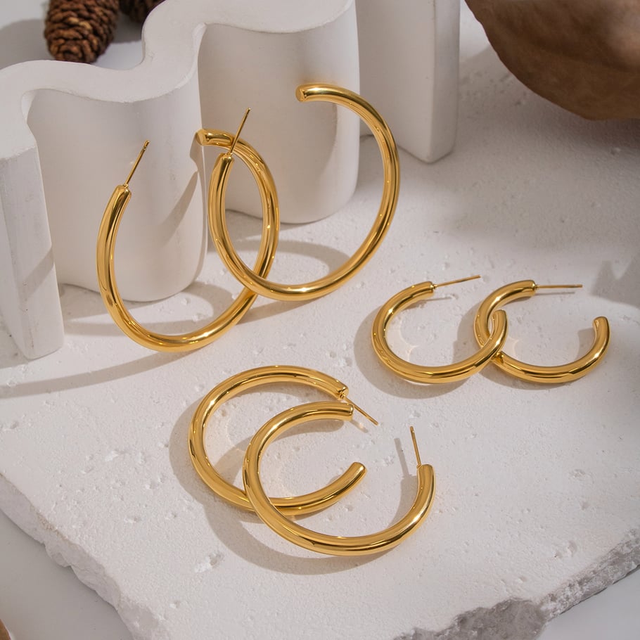 1 paio di orecchini a cerchio in acciaio inossidabile color oro Immagine3