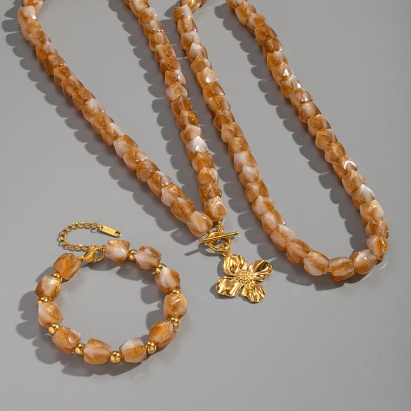 Set di collana con ciondolo a forma di fiore con perline in resina di forma irregolare 2