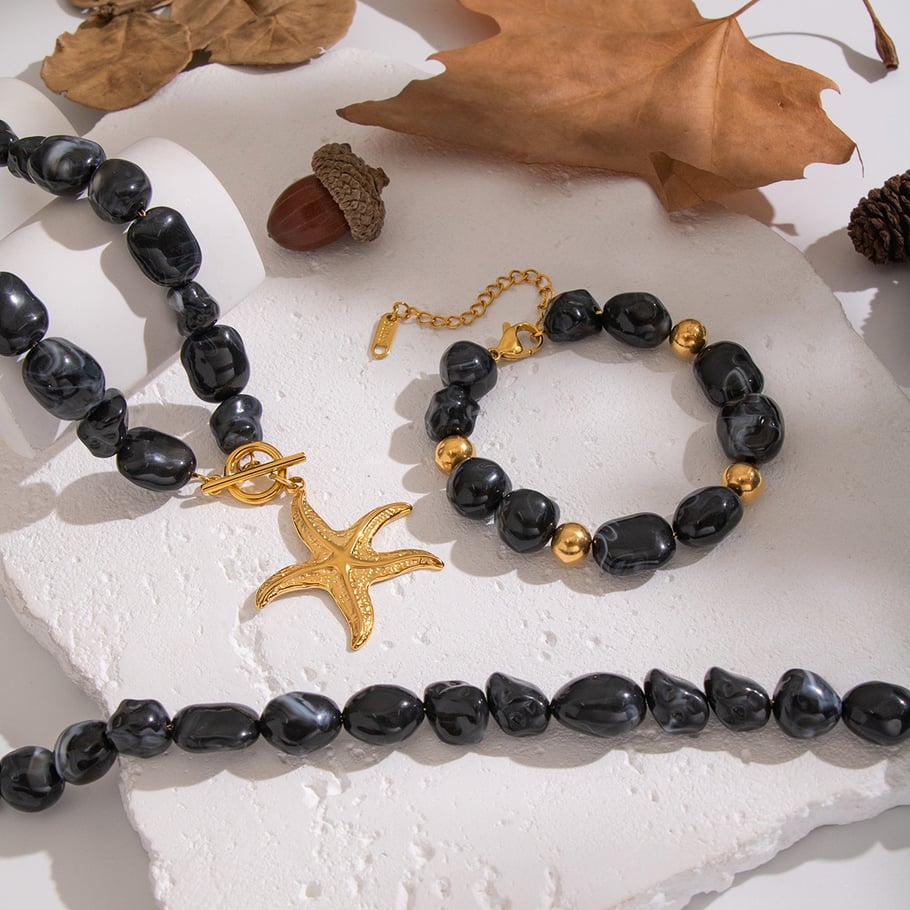 Set di collana con ciondolo a forma di stella marina con perline in resina di forma irregolare Immagine4