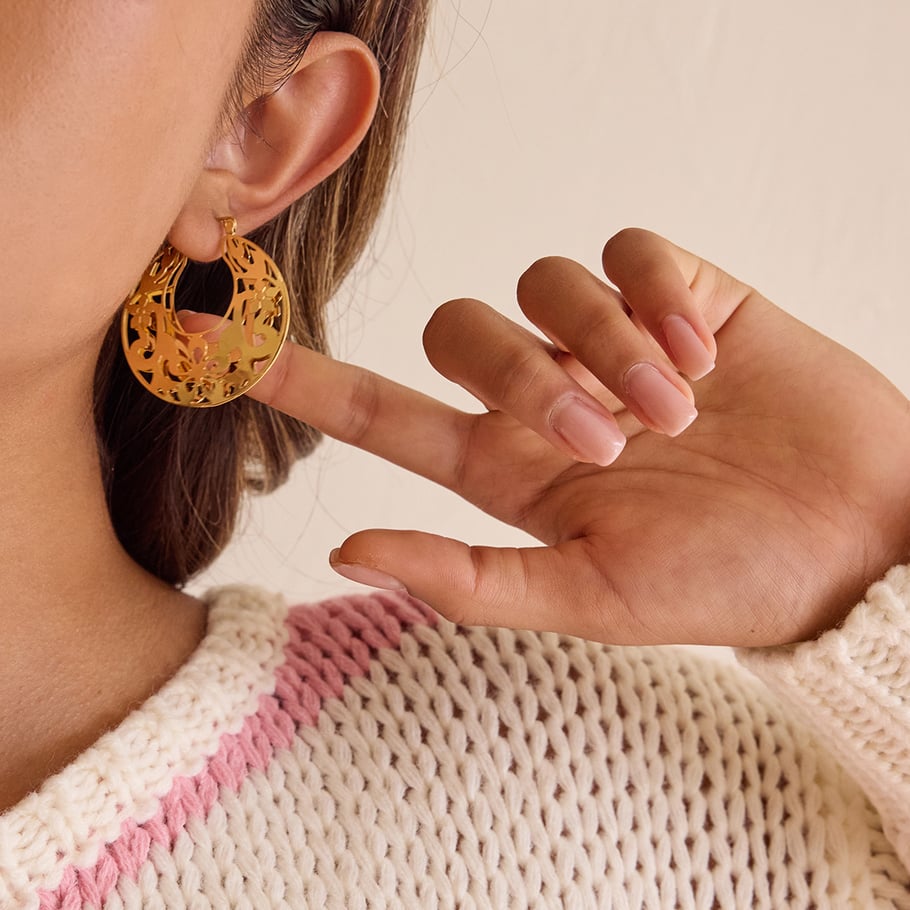 1 Paar stilvolle Creolen aus Edelstahl mit ausgehöhlter Blume in Goldfarbe für Damen Bild5