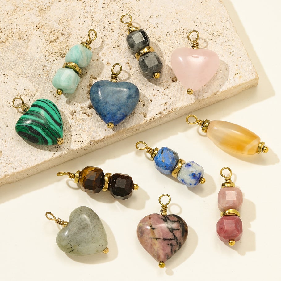 1 colgante clásico de corazón con piedras naturales en color dorado para mujer. Imagen4