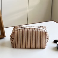 Sac coussin plissé marron à rayures verticales Image4