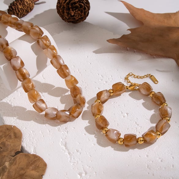 Set di collana con ciondolo a forma di fiore con perline in resina di forma irregolare