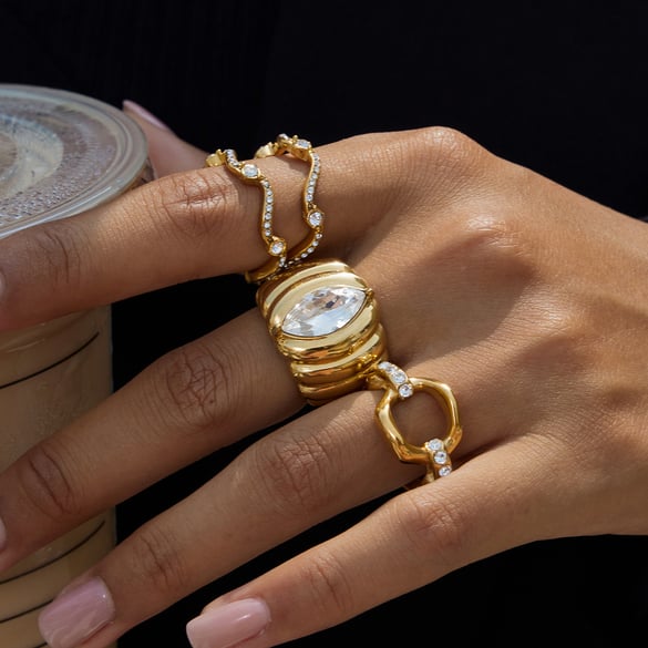 Anillos llamativos de acero inoxidable en color dorado con tiras lujosas de 1 pieza