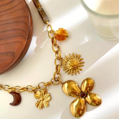 1 collar con colgante de resina con forma de flor, sol y luna. h5 Imagen4