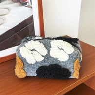 Borsa a cuscino grigia con grandi fiori in lana Immagine2