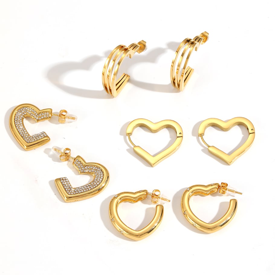 1 paio di orecchini a cerchio in acciaio inossidabile color oro a forma di cuore Immagine3