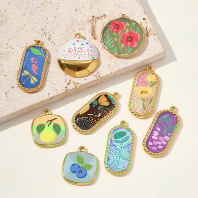 1 colgante de acero inoxidable dorado con forma de fruta vívida para mujer h5 Imagen3
