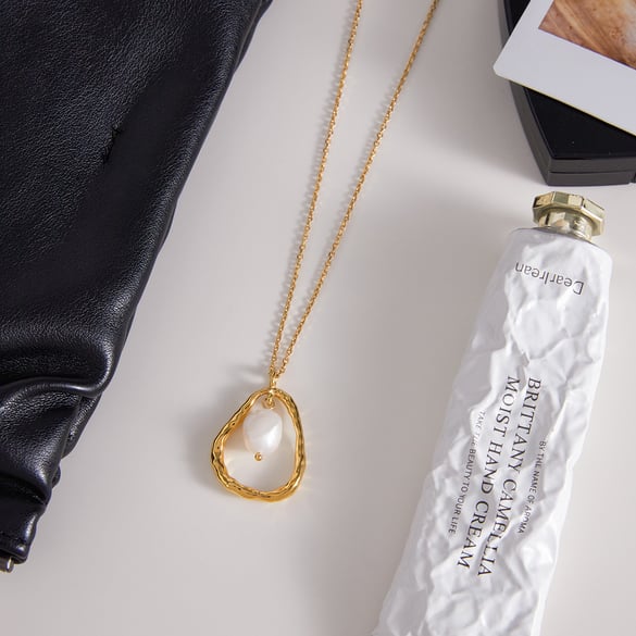 1 collar romántico con colgante de gota de acero inoxidable y perla de color dorado para mujer.