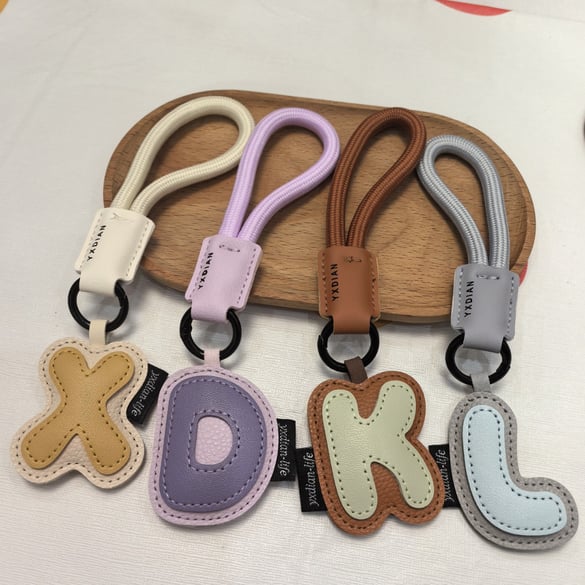 1 pezzo di ciondolo per borsa in pelle con lettera di colori misti